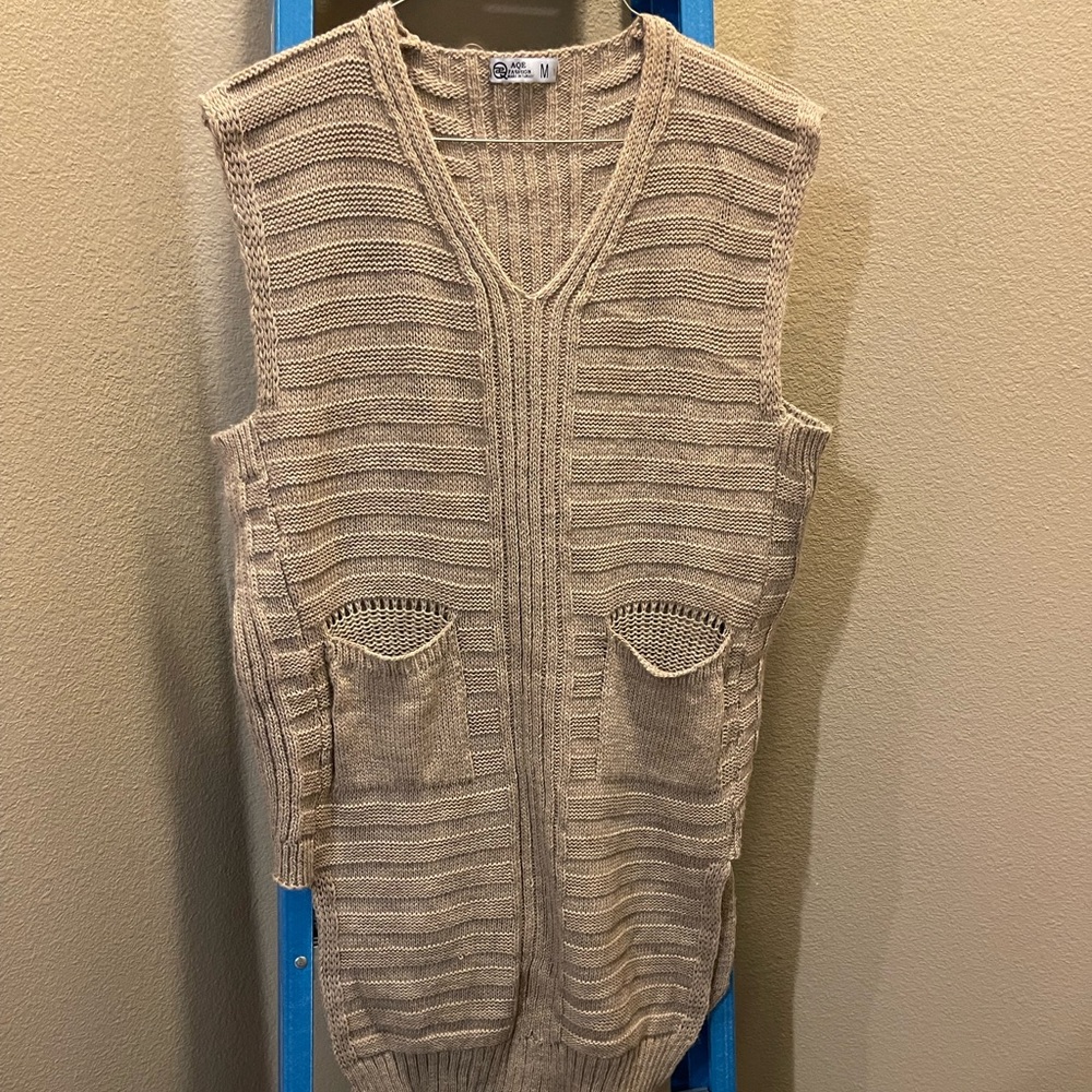 Sweater vest with pockets on the front.